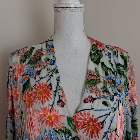 Alice and Olivia Trista Floral Burnout Crossover Top Size Medium - Picture 5 of 10